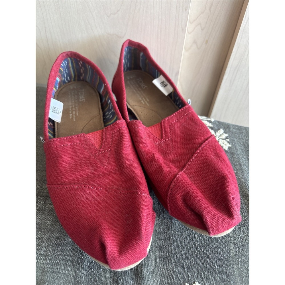 Toms Classic Slip-On flats shoes featuring a vibrant red canvas size Womens 8.5